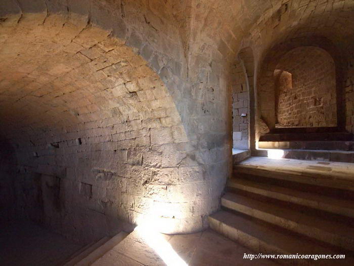 PARTE ALTA DE LA ZONA ABOVEDADA PARALELA AL TEMPLO Y CONTINUACIÓN DE ESTE PASO